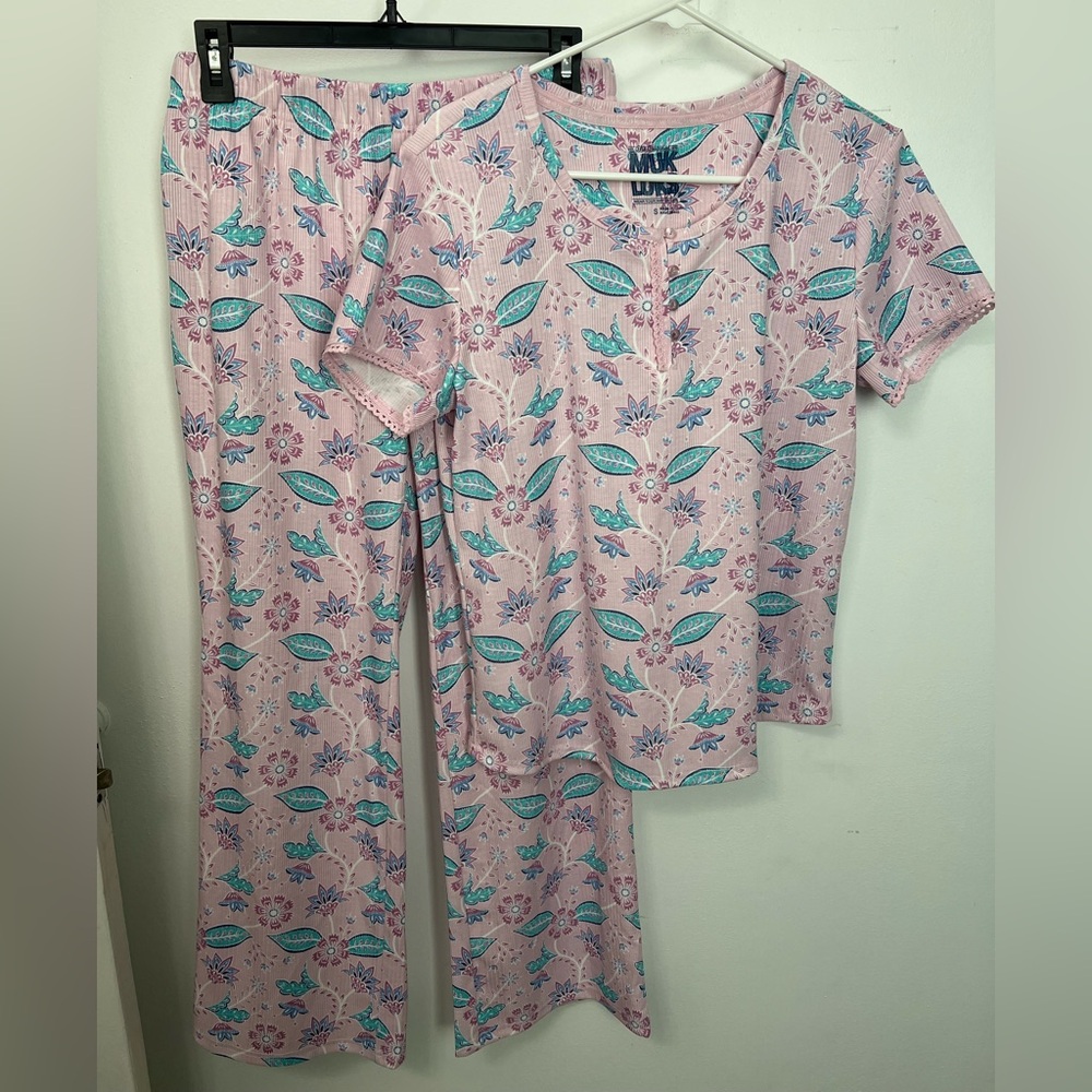 Muk Luks Soft NWOT Pajamas Pink Floral Top with Teal and Purple Print